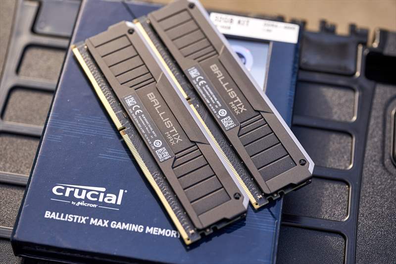 Prezentare Crucial Ballistix MAX RGB Kit RAM Low Profile Pentru